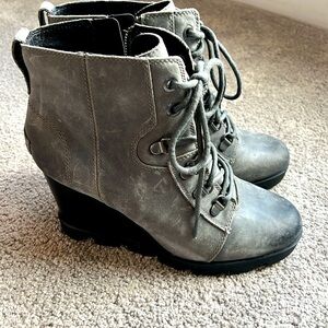 Sorel lace-up wedge boot (with zipper) excellent condition size 8